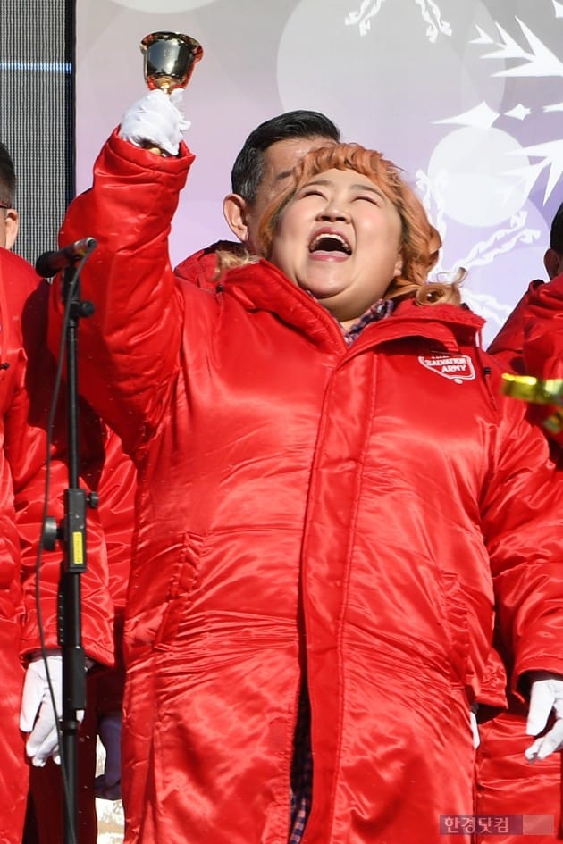 [포토] 홍윤화, '자선냄비의 계절이 왔어요~'