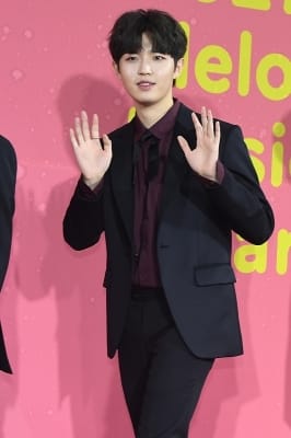  워너원 김재환, '부드러운 손인사~'