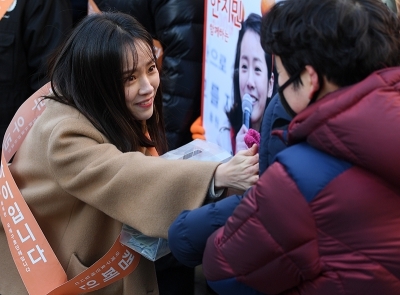  한지민, '귀여운 아이 보며 저절로 이모 미소~'