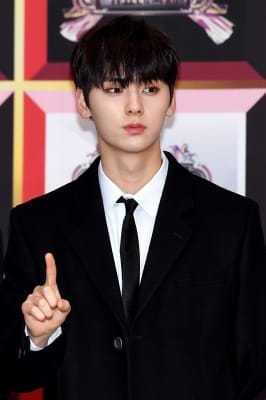  황민현, '날카로운 눈매~'(KBS 가요대축제)