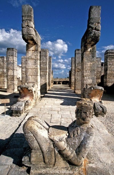 카스티요 피라미드에서 내려다 보이는 전사의 신전의 착몰(Chac mool) 신상(神像). 