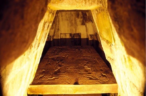 팔렝케 파칼 왕의 무덤 내부.  
 