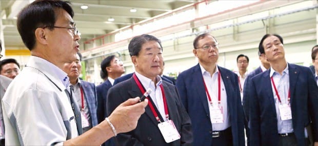 구본준 LG 부회장(왼쪽 두 번째)을 비롯한 그룹최고경영진이 지난 9월 경기 화성에 있는 LG디스플레이 협력사의 생산현장을 둘러봤다. LG 제공 