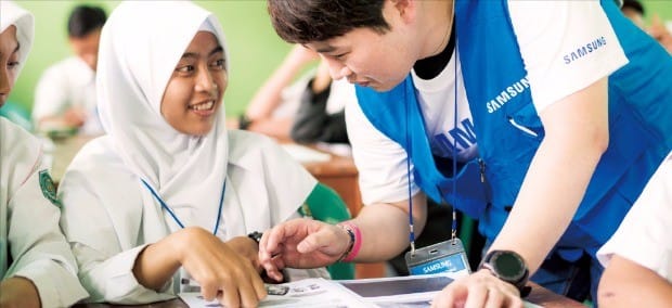 삼성전자 임직원이 2017년 7월 인도네시아 자카르타에 있는 현지 고등학교에서 학생들을 대상으로 정보기술(IT) 교육을 하고 있다. 삼성전자 제공 