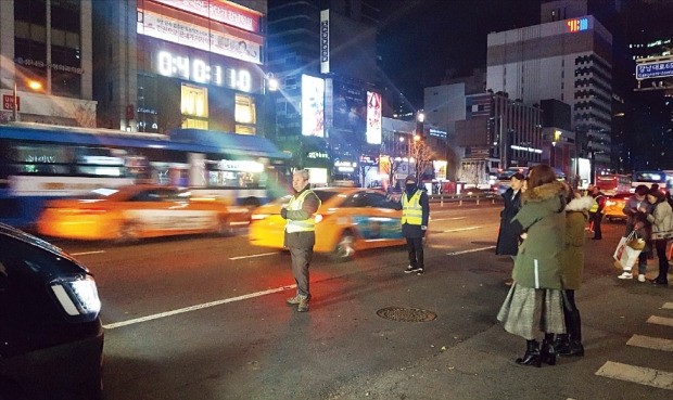 서울시 단속반 공무원들이 1일 밤 12시께 신논현역 인근에서 승차거부하는 택시를 단속하고 있다.  /서울시 제공