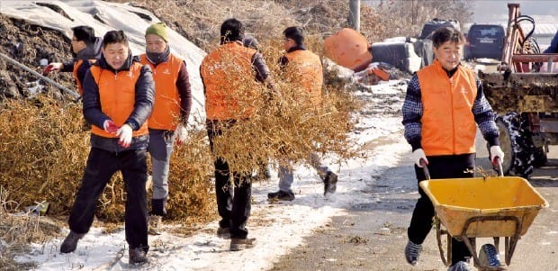 한화그룹 임직원들이 지난 10월9일 창립기념일을 기념해 릴레이 봉사활동을 펼치고 있다.  한화 제공 