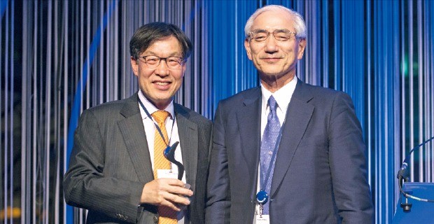 지난 10월 세계철강협회 부회장에 선임된 권오준 포스코 회장이 협회장에 뽑힌 고세이 신도 일본 신일철주금 사장(오른쪽)과 기념촬영하고 있다. 포스코  제공  