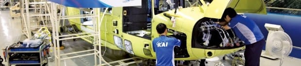 지난 1일 경남 사천 한국항공우주산업(KAI) 공장에서 직원들이 국산 기동헬기 ‘수리온’ 조립작업을 하고 있다.  /KAI 제공