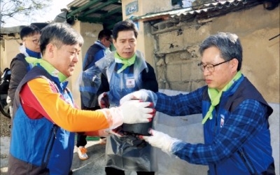  서울시청 직원들 연탄 배달 봉사