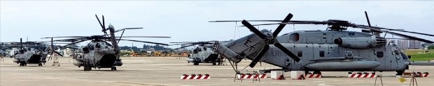 대형 수송헬기인 CH-53E ‘슈퍼 스텔리언’ 등 미 해병대 헬기들이 지난달 30일 일본 오키나와 후텐마기지에서 출동 대기를 하고 있다.   /연합뉴스 