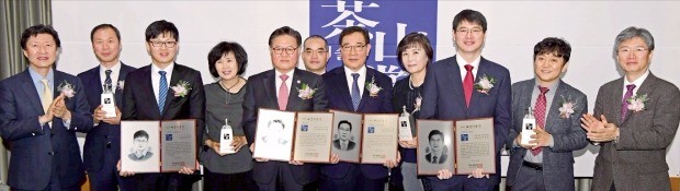 < 제26회 다산기술상 수상 영광의 얼굴들 > 제26회 다산기술상 시상식이 6일 서울 중림동 한국경제신문사에서 열렸다. 오른쪽부터 심사위원장인 이윤우 서울대 교수, 하헌필 KIST 본부장, 문명운 KIST 계산과학연구센터장, 류일주 이원컴포텍 대표의 부인 고능자 여사, 류 대표, 박성준 코오롱인더스트리 상무, 안태환 코오롱인더스트리 중앙기술원장, 안 원장의 부인 김미주 여사, 양찬우 원우이엔지 책임연구원, 서병일 원우이엔지 사장, 김기웅 한국경제신문 사장. 김영우 기자 youngwoo@hankyung.com