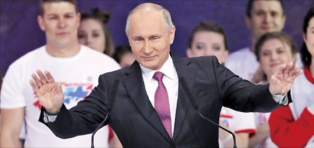 블라디미르 푸틴 러시아 대통령이 6일(현지시간) 모스크바에서 열린 한 자원봉사 포럼에 참석해 인사하고 있다. 푸틴은 “선수 개인 자격으로 평창에 가고 싶다면 막지 않을 것”이라고 말했다.  /EPA연합뉴스 