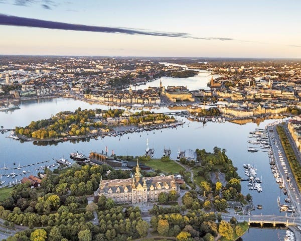  스웨덴 수도 스톡홀름은 섬과 섬을 잇는 수로가 아름다워 북구의 베네치아라 불린다. 
 