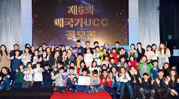 7일 서울 중림동 한국경제신문사 다산홀에서 열린 ‘제6회 애국가 UCC 공모전’ 시상식에서 오진영 국가보훈처 보훈선양국장(뒷줄 오른쪽 열 번째)과 유근석 한국경제신문 기획조정실장(여덟 번째)이 수상자들을 격려했다.  /김영우 기자 youngwoo@hankyung.com