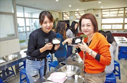 충남 아산 태신농장에서 치즈만들기 체험을 즐기는 동남아 여행사 관계자들.  