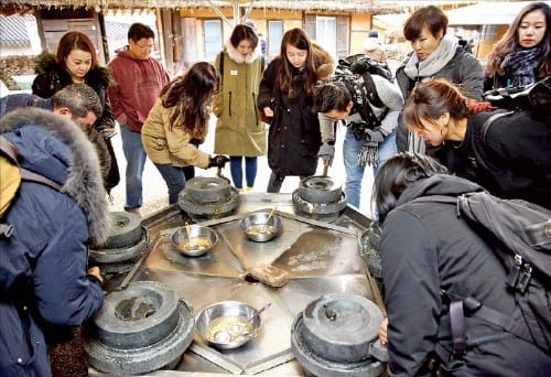 지난달 30일 경기 안성 서일농원을 찾은 동남아 여행사 관계자들. 