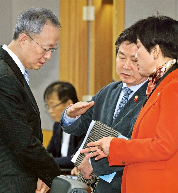 백운규 산업통상자원부 장관(왼쪽부터)과 홍종학 중소벤처기업부 장관, 김영주 고용노동부 장관이 8일 정부서울청사에서 열린 산업경쟁력강화 관계장관회의에 앞서 대화하고 있다. 연합뉴스