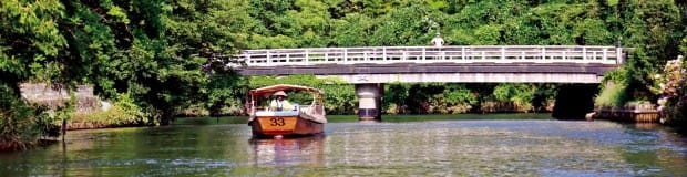 호리카와 강에서 유람선을 타면 마쓰에 성 주변을 관람할 수 있다. 
 