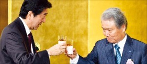 아베 신조(安倍晋三) 일본 총리(왼쪽)와 일본 최대 경제단체인 게이단렌 회장을 맡고 있는 사카키바라 사다유키 도레이 회장이 지난 5월 게이단렌 70주년 행사에서 잔을 부딪치고 있다. 한경DB