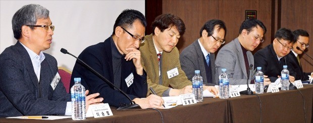 고용노동부·노동연구원 주최, 한국경제신문사 주관으로 14일 서울 명동 은행회관에서 열린 ‘산업과 지역 중심 일자리 정책 추진방향 토론회’에서 발표자들이 토론하고 있다. 이날 토론회에는 전국 고용 분야 전문가와 지방자치단체 관계자 등 150여 명이 참석했다. 강은구 기자 egkang@hankyung.com