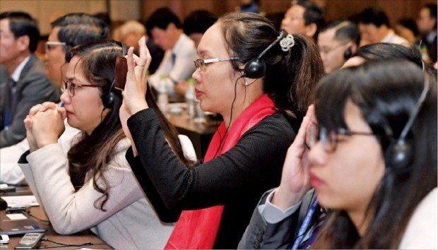 ‘글로벌 인재포럼 in 베트남 2017’ 참석자들이 세션 발표 내용을 스마트폰으로 촬영하고 있다. 신경훈 기자 khshin@hankyung.com