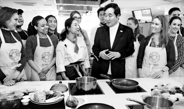 외국인 대상 한식 요리교실 찾은 이낙연 총리