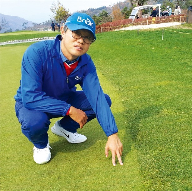 권성호 BnBK 대표가 강원 춘천의 더플레이어스 골프장에서 잔디 관리 기법을 설명하고 있다. 이관우 기자