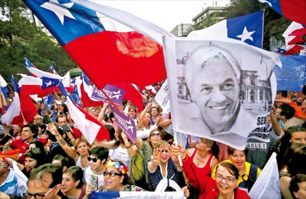 17일(현지시간) 칠레 대통령 선거에서 세바스티안 피녜라 전 대통령의 당선이 확정되자 수도 산티아고에서 거리로 나온 지지자들이 환호하고 있다. 산티아고AP연합뉴스