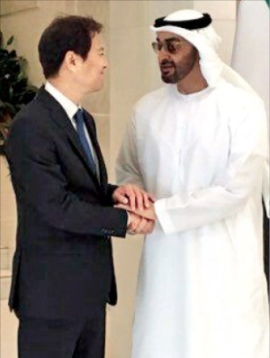 무함마드 아랍에미리트(UAE) 왕세제와 악수하고 있는 임종석 대통령 비서실장. 연합뉴스