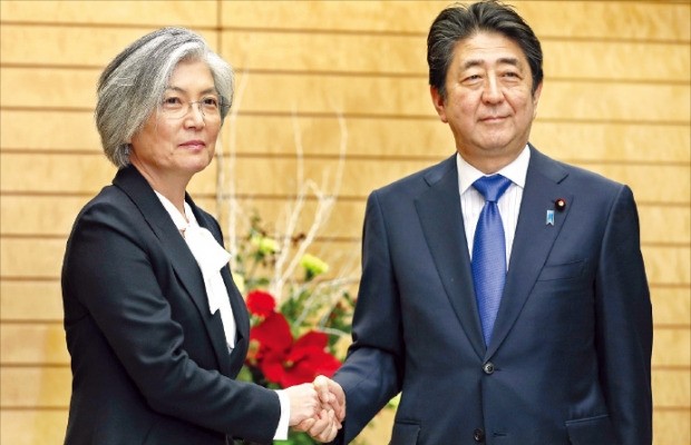 강경화 외교부 장관(왼쪽)이 19일 일본 도쿄 총리 공관에서 아베 신조(安倍晋三) 일본 총리와 면담을 앞두고 악수하고 있다.  /도쿄AP연합뉴스