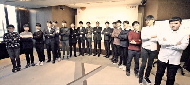 한화생명은 지난 11일 서울 63빌딩에서 ‘한화생명 국수전 챔피언스클럽 2017’을 개최했다. 나현 8단(왼쪽 여덟 번째), 신민준 6단(오른쪽 세 번째) 등 역대 우승자들이 대국을 앞두고 기념촬영을 하고 있다.   
