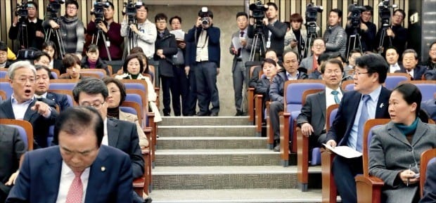 < 설전 오간 국민의당 > 국민의당은 20일 오후 국회에서 안철수 대표가 불참한 가운데 의원총회를 열고 바른정당과의 통합 여부를 논의했다. 유성엽 의원이 손가락질을 하며 “안 대표를 끌고라도 오라”고 소리치자 친안철수계인 송기석 의원(오른쪽 두 번째)이 항의하고 있다. 연합뉴스