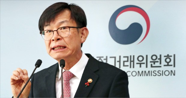 < 브리핑하는 김상조 공정위원장 > 김상조 공정거래위원장이 21일 정부세종청사에서 신규 순환출자와 관련해 공정위의 달라진 가이드라인을 설명하고 있다.  /연합뉴스