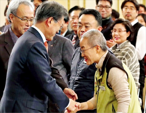 문재인 대통령이 21일 공공상생연대기금 관계자와 보건의료산업노동조합 등 산별노조 대표, 은행연합회 등 사측 대표를 청와대로 초대해 ‘상생연대실천 노사와의 만남’을 가졌다. 문 대통령이 행사 참석자와 악수하고 있다.  /허문찬 기자 sweat@hankyung.com