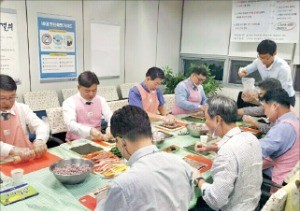 선배들이 매달 하루 후배들에게 아침을 대접하는 ‘통통밥상’ 행사에 참여한 에스원 선후배들이 음식을 만들며 소통하고 있다. 