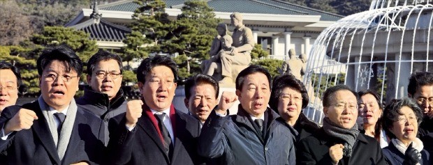 김성태 자유한국당 원내대표(앞줄 왼쪽 세 번째)와 당 소속 의원 20여 명이 26일 청와대 분수대 앞에서 ‘제천 화재 참사 진상 규명과 책임자 처벌 및 아랍에미리트(UAE) 원전 게이트 국정조사’를 촉구하는 기자회견을 열고 구호를 외치고 있다. 강은구 기자 egkang@hankyung.com