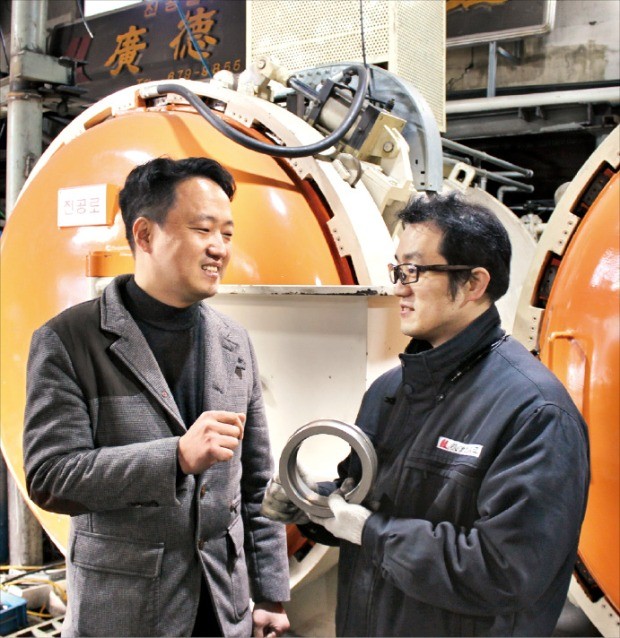 이준연 케이디시스템 사장(왼쪽)과 이상연 부장이 문래동공장에서 열처리 품질 향상에 대해 논의하고 있다.  김낙훈  기자 
