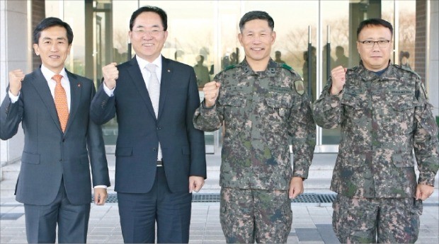 홍정표 한화생명 경영지원실장(왼쪽 두 번째)과 김규연 제1방공여단장(준장·세 번째)이 지난 27일 경기 과천 육군 제1방공여단에서 1사1병영 협약을 체결한 뒤 기념촬영하고 있다. 한화생명 제공
 