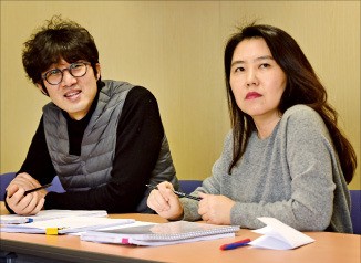 왼쪽부터 김성환·강유정 심사위원. 