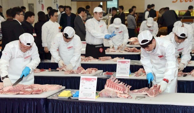  롯데마트는 10일 오후 영등포 롯데 리테일아카데미에서 제4회 신선 명장 선발대회를 열었다. 50여명의 신선식품 담당자가 참석한 가운데 진열기법 및 신 메뉴요리개발 등 농,축,수,조리식품의 개개인의 실부 역량과 상품화 기술 등을 경연 했다. 김영우 기자 youngwoo@hankyung.com 