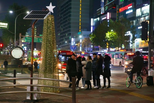 뙤약볕 가려주던 서초구 '서리풀원두막', 크리스마스 트리로 단장