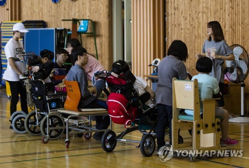 무릎 꿇었던 장애학생 부모들 "특수교육계획 잘 이행되길"