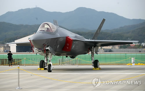 美 F-22·F-35A전투기 한국 전개 완료…내일 연합훈련 시작