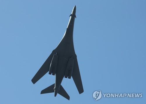 美 B-1B 폭격기 한반도 전개… F-22 전투기와 첫 폭격 훈련