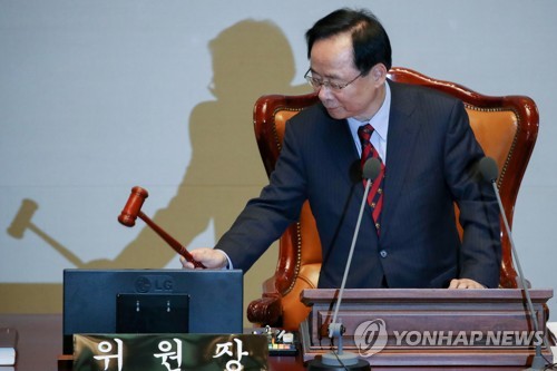 개헌특위, 정부형태 첫 논의… "4년 중임제 vs 분권형 대통령제"