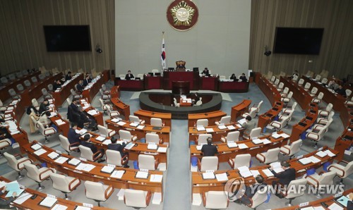 한국당 '개헌-선거구제 개편' 난색… "썩은 냄새 진동하는 야합"