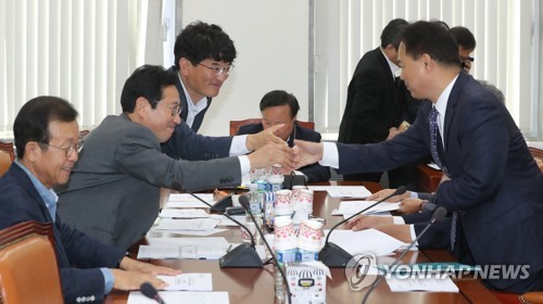 한국당 '개헌-선거구제 개편' 난색… "썩은 냄새 진동하는 야합"