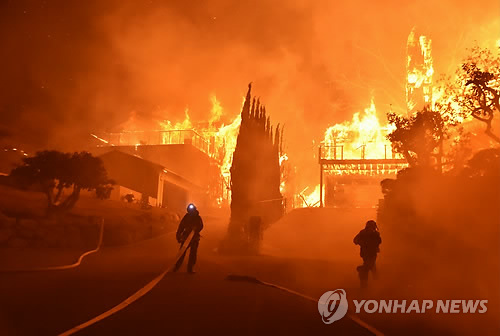 미 캘리포니아 산불 샌디에이고 위협… LA 불길 다소 잡혀