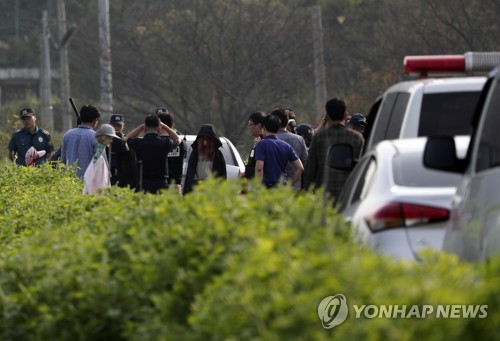 유치장 관리 '구멍'… 살인 피의자 공범끼리 쪽지 주고받아