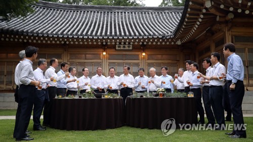 최저임금 대립 청와대·정부-중기업계 잇단 회동… 갈등 해소되나